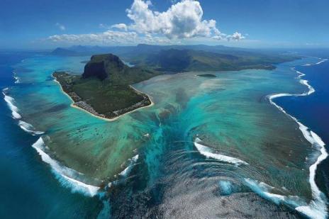 underwater-waterfall-mauritius-le-morne-brabant-maurice.jpg