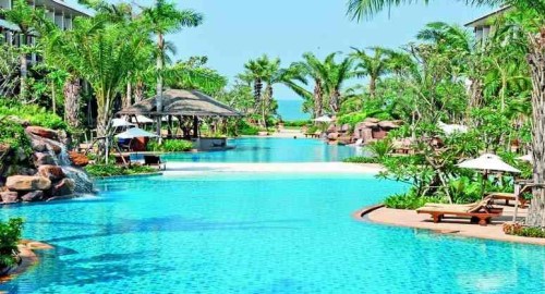 ravindra-beach-resort-spa-swimming-pool