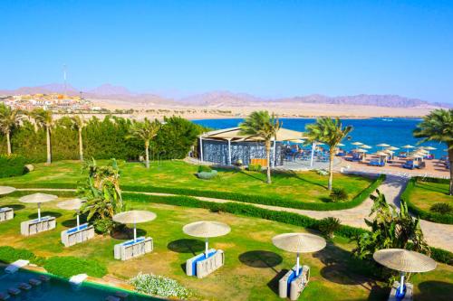 sharm-el-sheikh-egypt-april-view-luxury-hotel-barcelo-tiran-sharm-stars-day-blue-sky-90746214